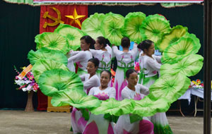 Chi hội phụ nữ xóm Tân Phúc, xã Bảo Hiệu, Yên Thủy biểu diễn văn nghệ tại ngày hội đại đoàn kết toàn dân tộc. 
